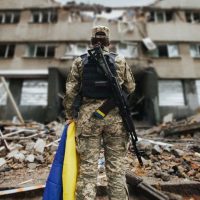 Kiev en deuil : une frappe russe fait au moins 18 morts, Paris dénonce un "mépris souverain" pour le droit international