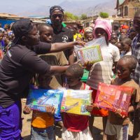 Uvira : 200 enfants vulnérables bénéficient de kits scolaires distribués par YWAM DRC
